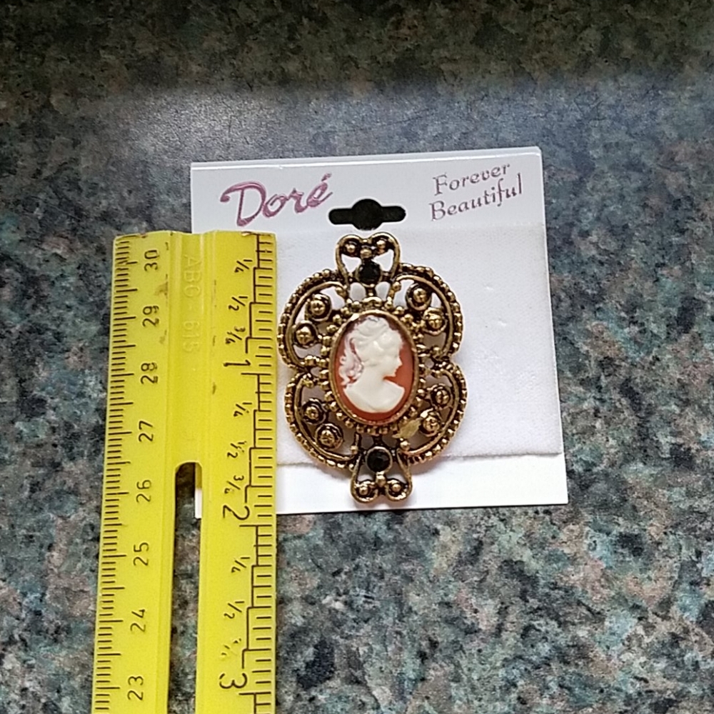 1960s Dore Cameo Brouch Pin